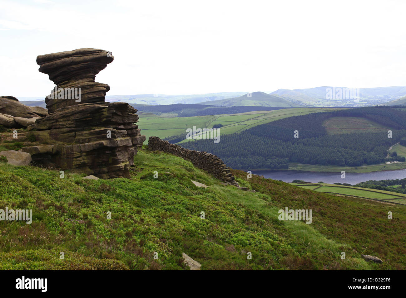 La cantina sale Weathered roccia arenaria forme Derwent bordo serbatoio Ladybower Parco Nazionale di Peak District Derbyshire Inghilterra Foto Stock