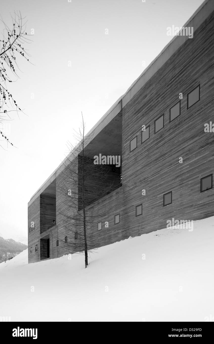 Vals Terme, Vals, Svizzera. Architetto: Peter Zumthor, 1996. Grigio prospettiva di facciata con finestre e rivela. Foto Stock