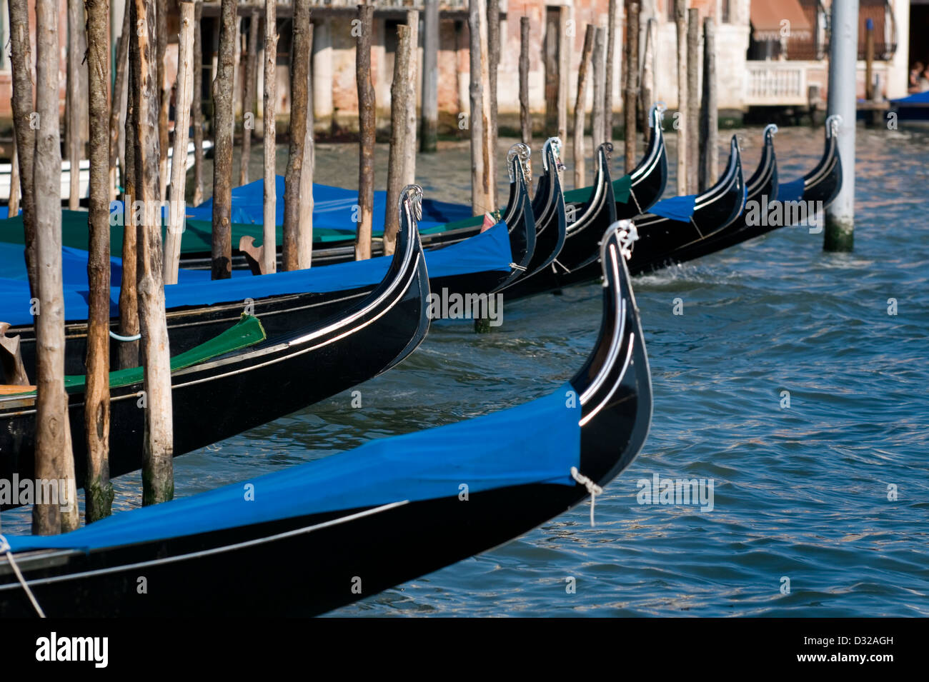 Gondole ormeggiate sul Canal Grande vicino a Ca' d'Oro, Dorsoduro, Venezia, Italia. Foto Stock