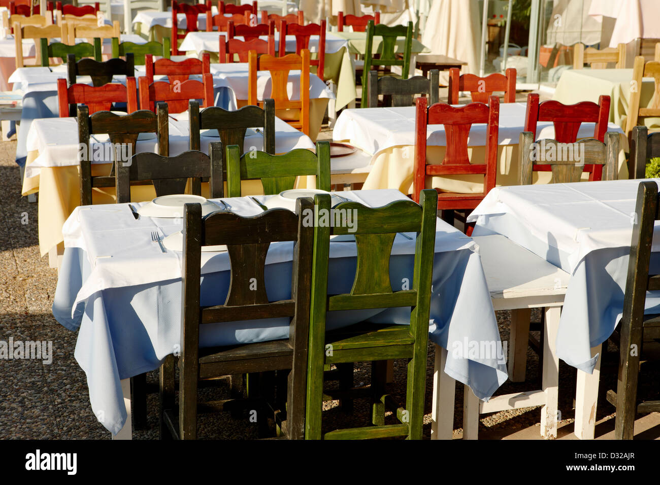 Ristorante all'aperto con posti a sedere. Yalikavak, penisola di Bodrum, provincia di Mugla, Turchia. Foto Stock