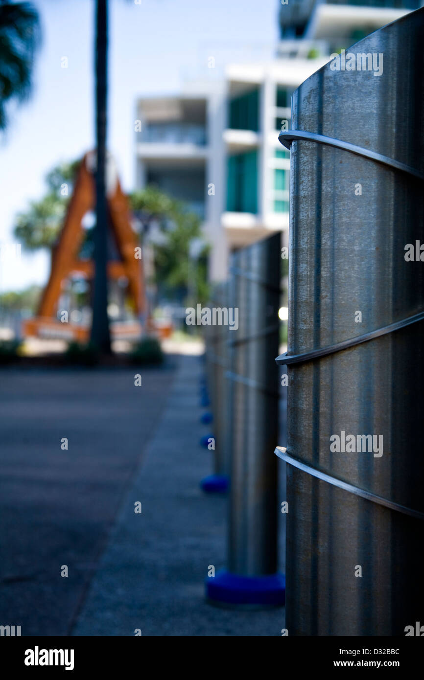 Una immagine urbana che mostra su strada e sentiero di divisori con strutture ed edifici in background Foto Stock