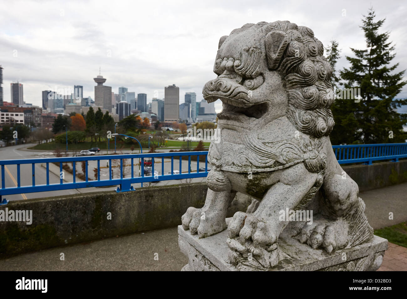Foo cani alla fine della strada principale di entrata al porto di Vancouver chinatown Vancouver BC Canada Foto Stock