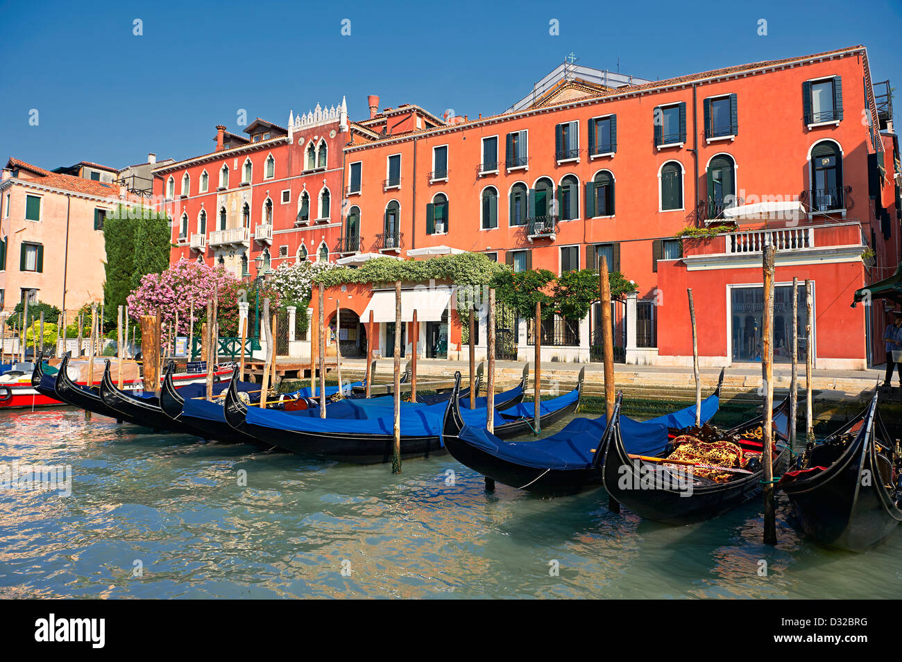 Il Canal Grande e gondole a Rialto Venezia, Italia Foto Stock