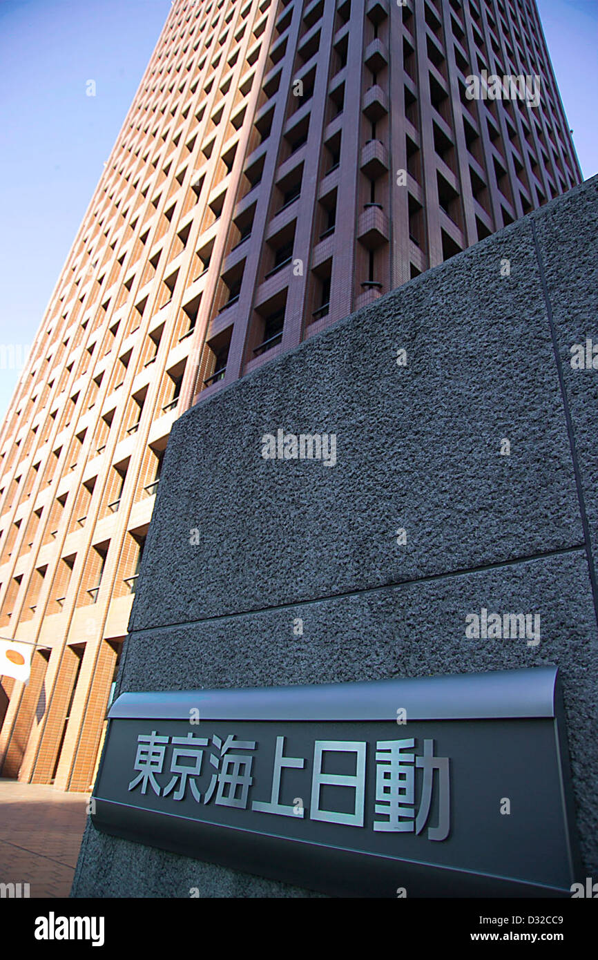 L'edificio Tokio Marine & Nichido è un'importante struttura di uffici situata in Giappone. Noto per il suo design moderno, funge da quartier generale di Tokio Marine Group, una compagnia assicurativa leader a livello mondiale. L'edificio riflette la forza aziendale e l'architettura del quartiere degli affari del Giappone. Foto Stock