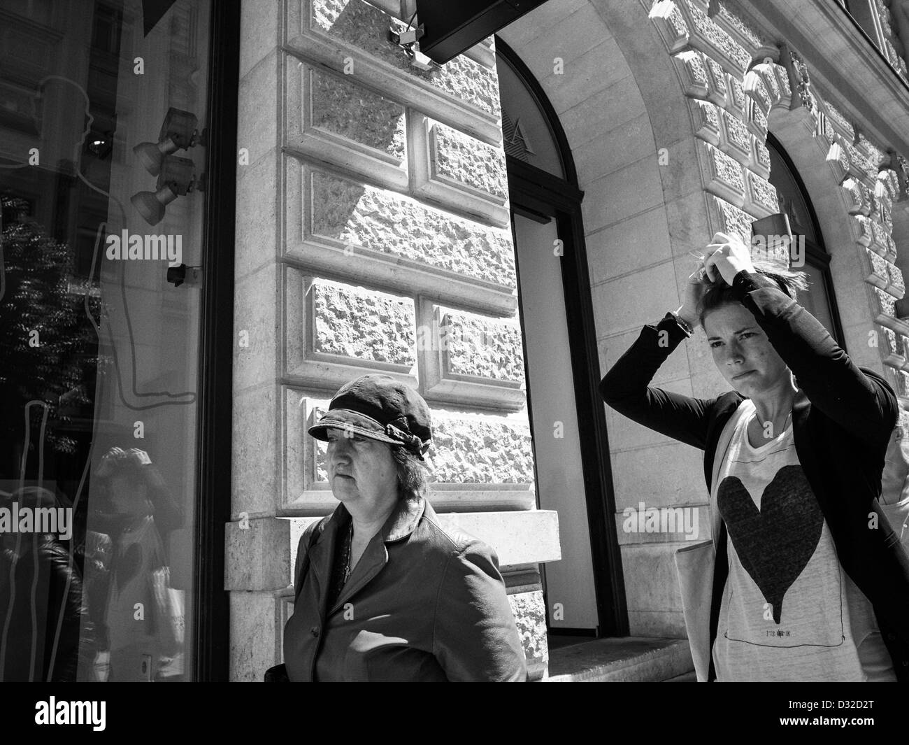 Donna con cuore nero sul suo t-shirt Foto Stock