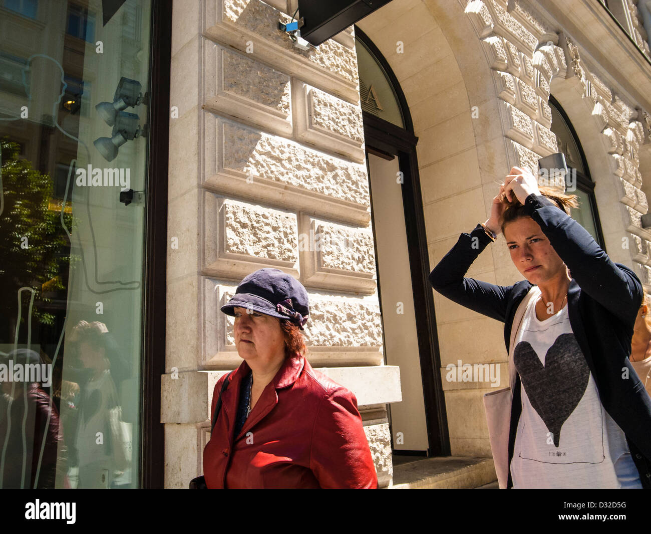 Donna con cuore nero sul suo t-shirt Foto Stock