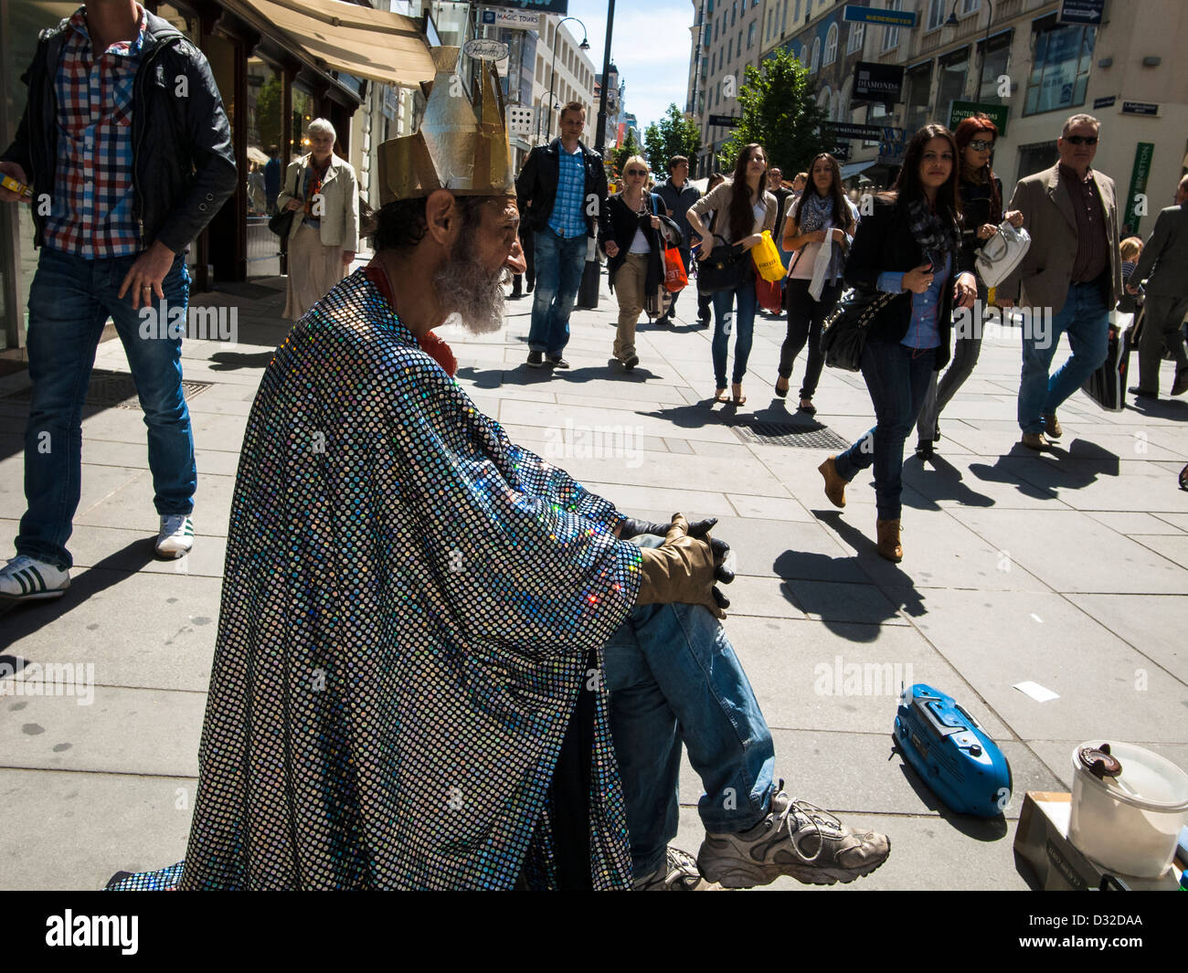 Il vecchio clown su una strada con Kings crown e manto lucido Foto Stock