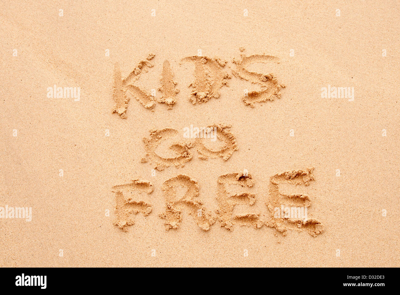 Bambini gratis scritto di sabbia su una spiaggia Foto Stock