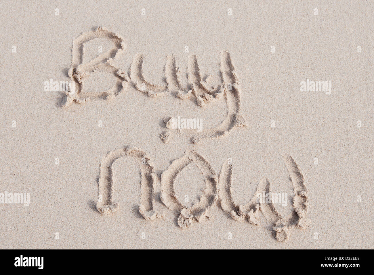 Acquista ora scritto di sabbia su una spiaggia Foto Stock