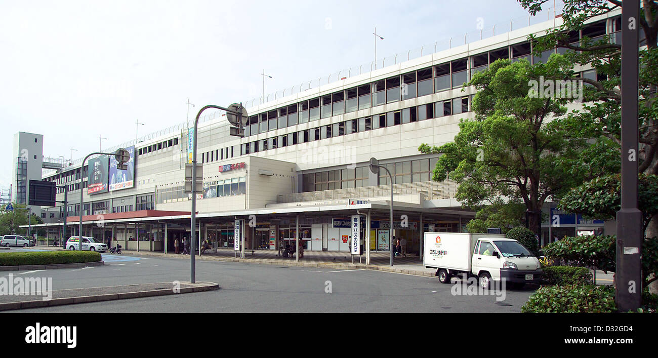 La stazione di Hiroshima è un importante nodo di trasporto in Giappone, che serve sia Shinkansen (treni ad alta velocità) che linee ferroviarie tradizionali. È gestito dalla West Japan Railway Company e svolge un ruolo chiave nella rete ferroviaria della regione. Foto Stock