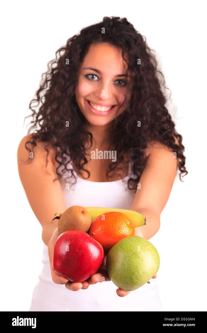 Giovane donna azienda frutti. Isolato su bianco Foto Stock