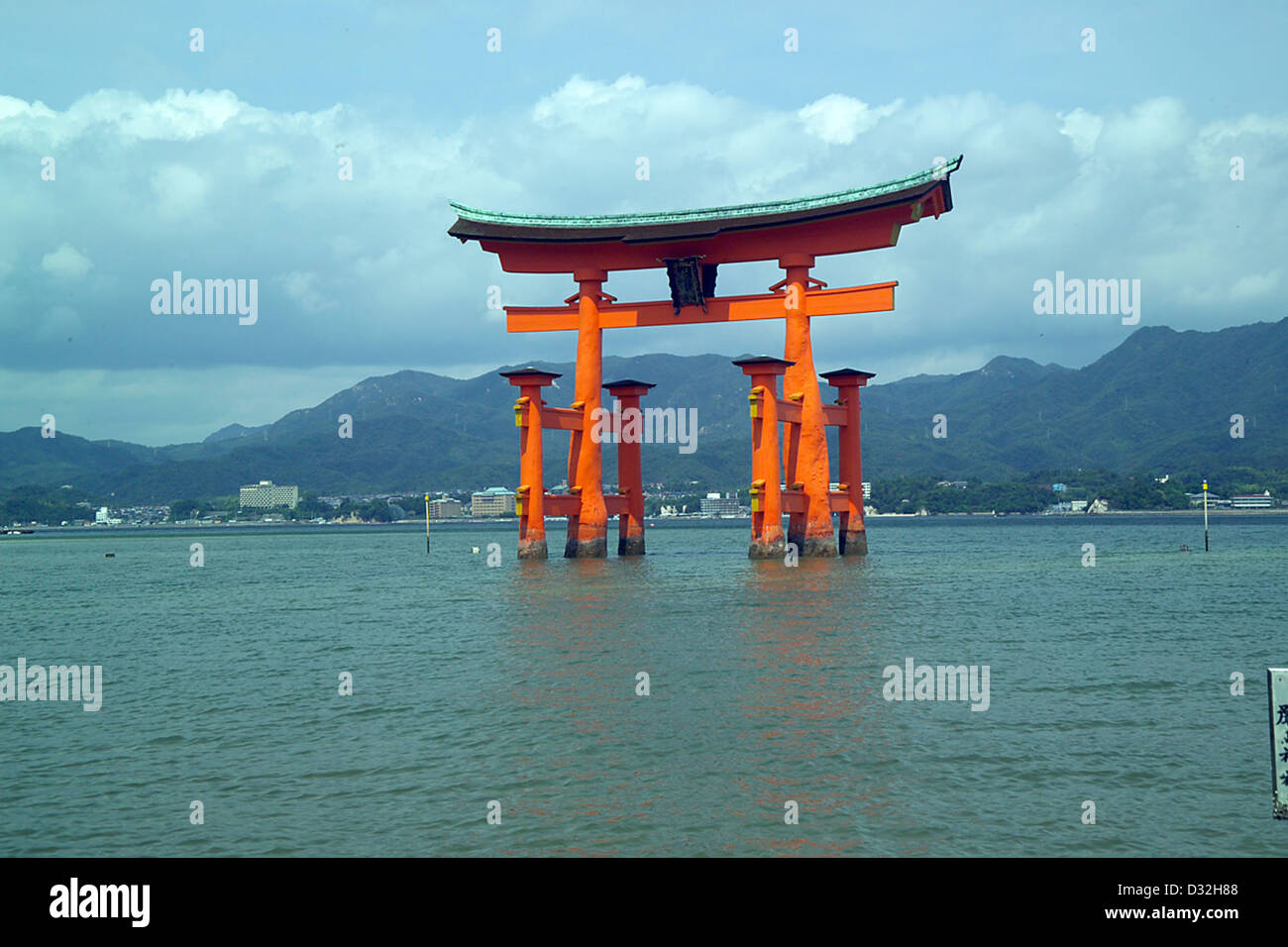 Torii al Tempio di Itsukushima, Miyajima, Prefettura di Hiroshima, Giappone. Foto Stock