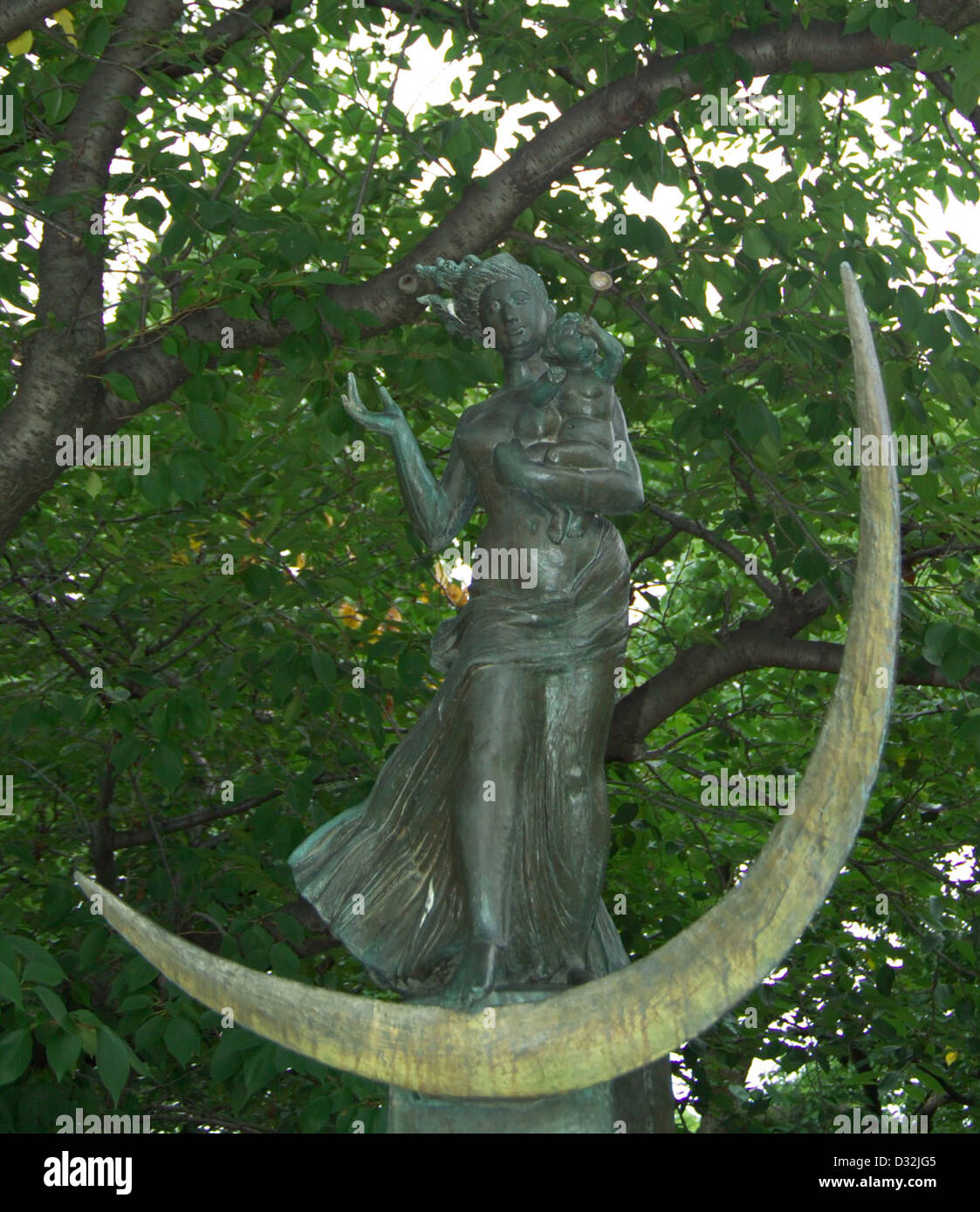 La Statua della preghiera per la pace, situata nel Peace Memorial Park di Hiroshima, Giappone, simboleggia il desiderio di un mondo libero da armi nucleari. È una caratteristica importante nel parco dedicata alla pace e al ricordo. Foto Stock