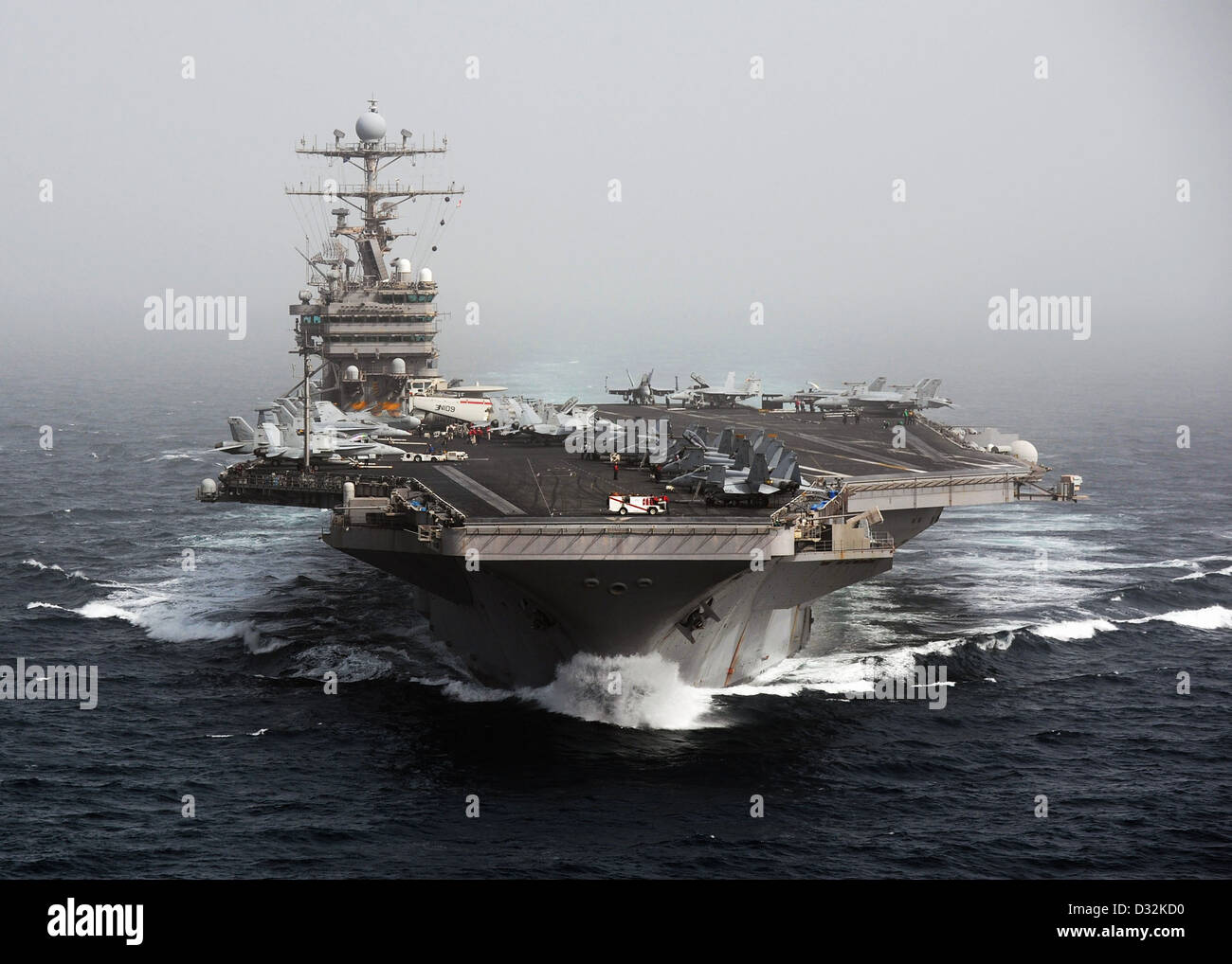 La USS Abraham Lincoln (CVN 72), parte del Carrier Strike Group della US Navy, transita nel Mar Arabico. La portaerei supporta le operazioni della 5th Fleet degli Stati Uniti, migliorando la sicurezza marittima e la presenza navale nella regione. Foto Stock