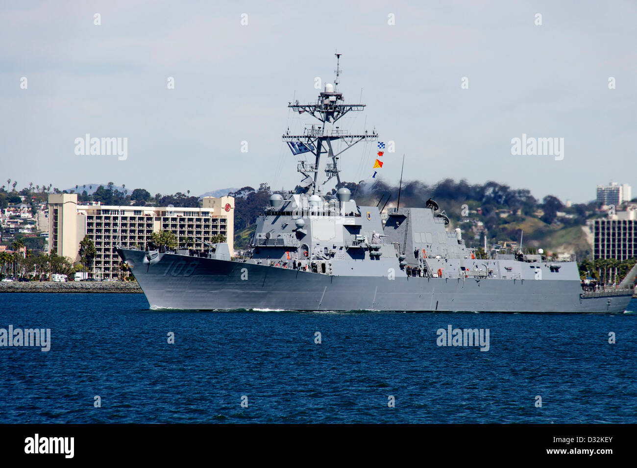 Il guidato-missile destroyer USS Wayne E. Meyer transita il canale dalla Baia di San Diego all'Oceano Pacifico. Foto Stock