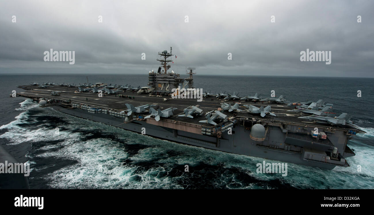 La USS Abraham Lincoln, una portaerei classe Nimitz, transita nell'Oceano Pacifico come parte dei suoi compiti operativi. La nave supporta le operazioni della Marina degli Stati Uniti e funge da piattaforma chiave per le operazioni aeree e marittime in tutta la regione. Foto Stock
