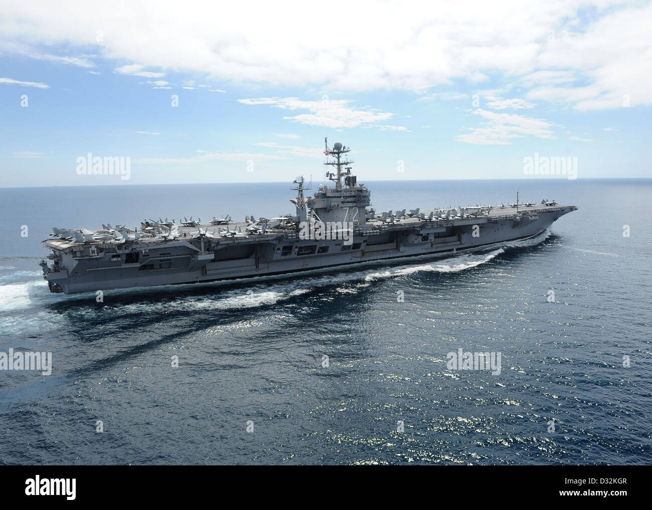 La USS Abraham Lincoln (CVN-72) è una portaerei a propulsione nucleare della classe Nimitz in servizio con la Marina degli Stati Uniti. Svolge un ruolo fondamentale nelle operazioni militari globali e nella difesa aerea navale. Foto Stock