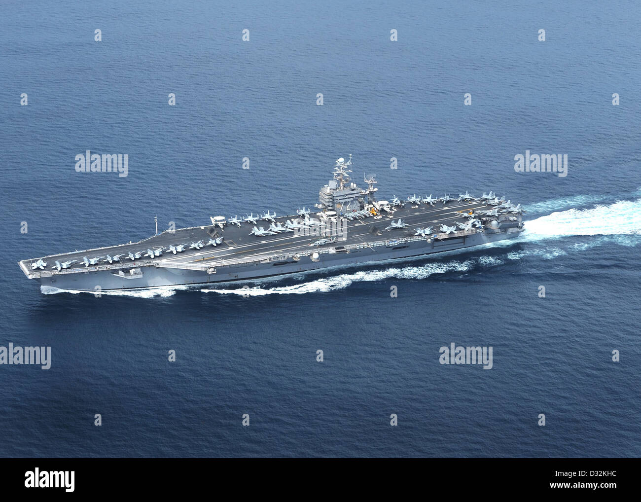La USS Abraham Lincoln (CVN-72) è una portaerei classe Nimitz della Marina degli Stati Uniti. È stato parte integrante delle operazioni navali, supportando lo spiegamento degli aeromobili e la proiezione di potenza. Foto Stock
