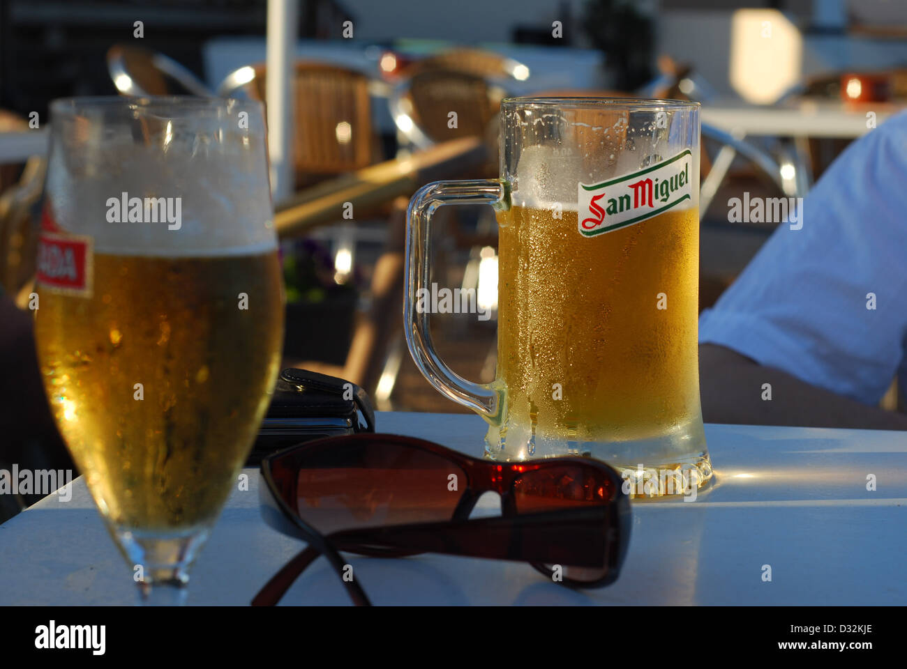 Due cold rinfrescanti bevande alcoliche su un white bar esterno tavolo in un resort per vacanze nel sole caldo coperto di condensa Foto Stock