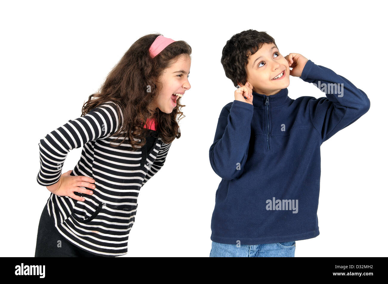Ragazza urlando a un ragazzo, che copre le sue orecchie con le dita Foto Stock