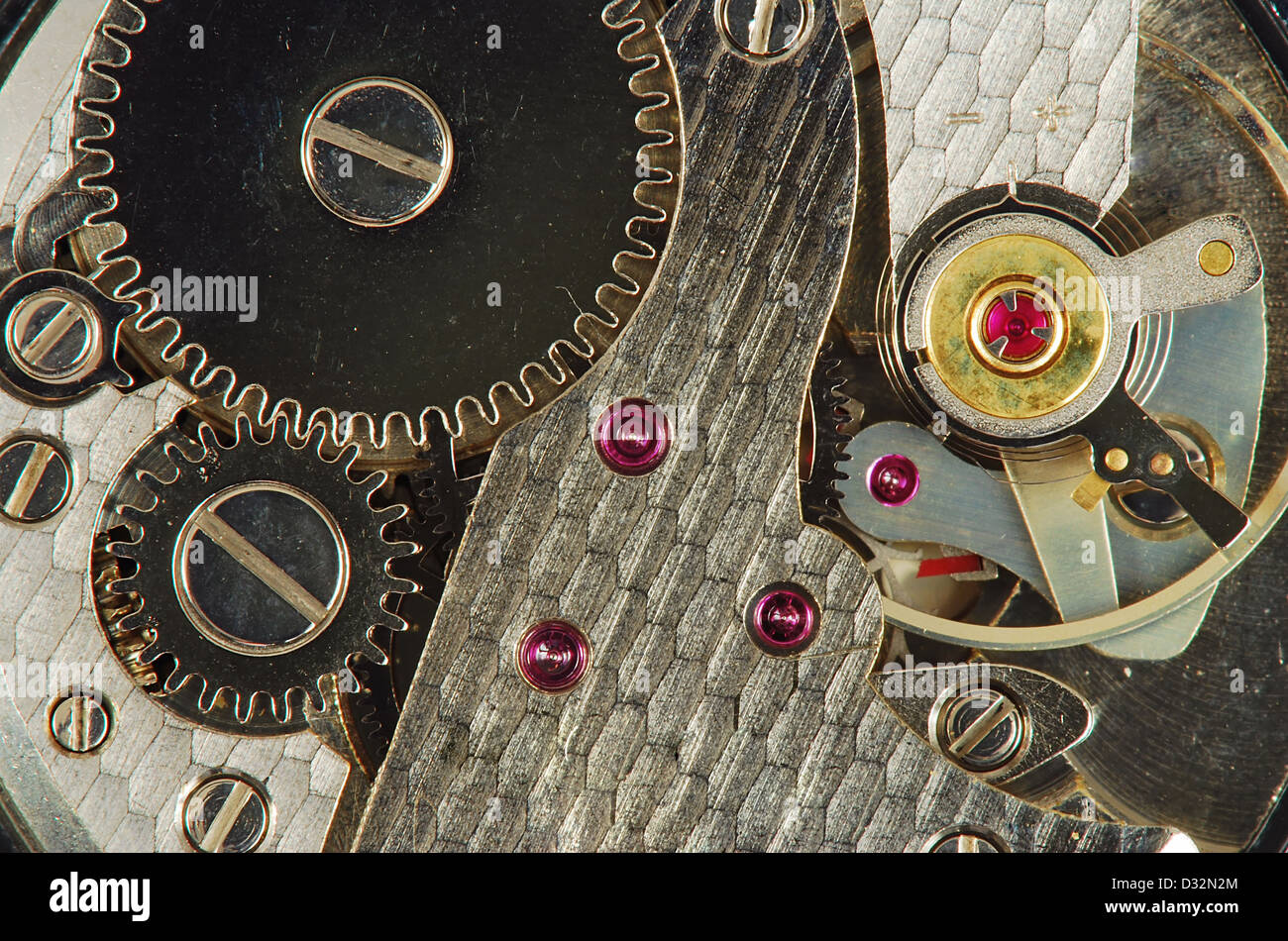 Meccanismo del vecchio orologio - pignoni e gemme rubino nel sistema sono ben visibili Foto Stock