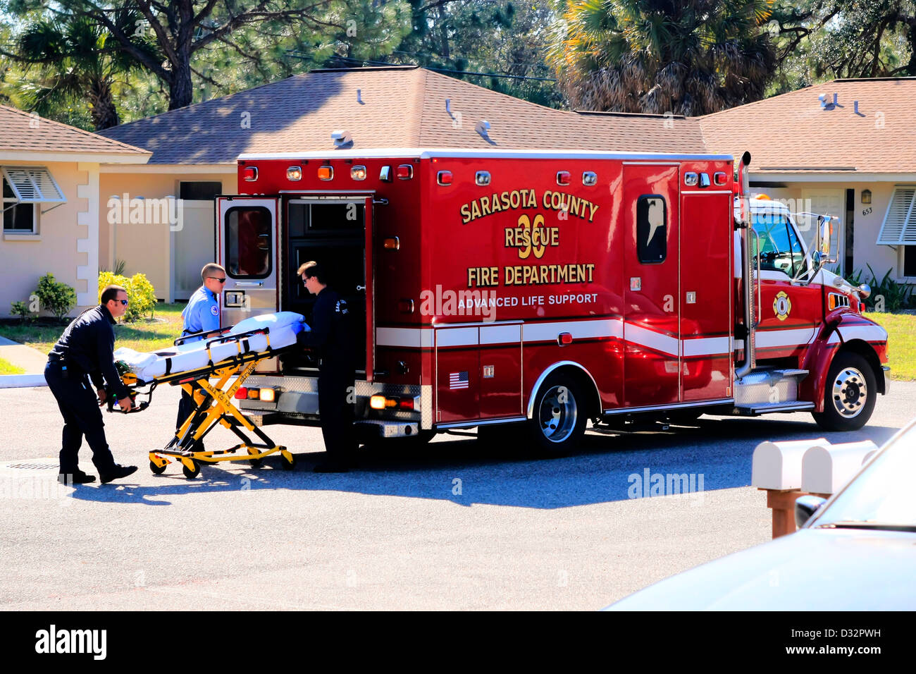 Sarasota County Fire Dept ambulanza di emergenza presso un call-out nei sobborghi Foto Stock