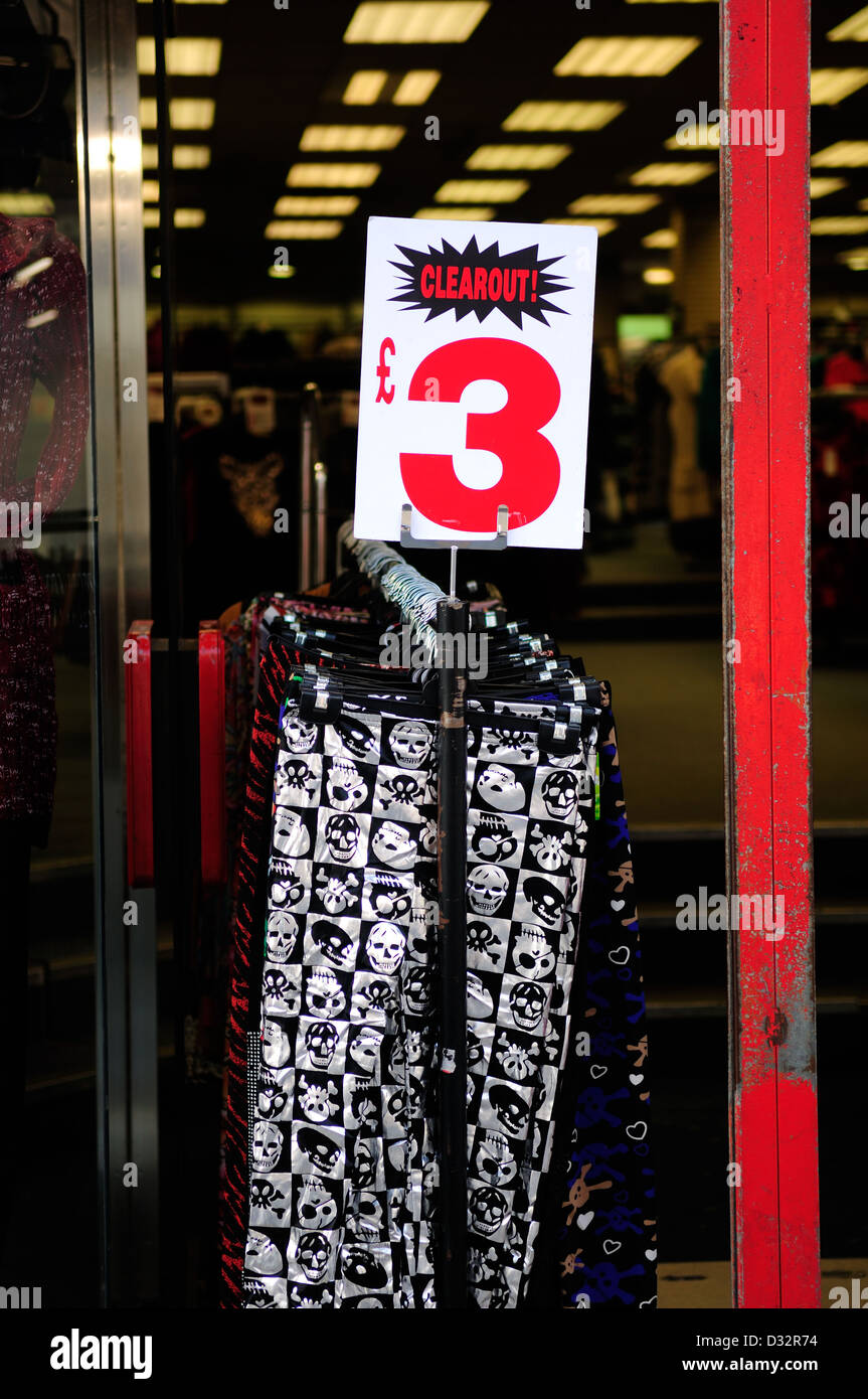 A buon mercato Negozio di abbigliamento,Vendita 3 sterline Rack. Foto Stock