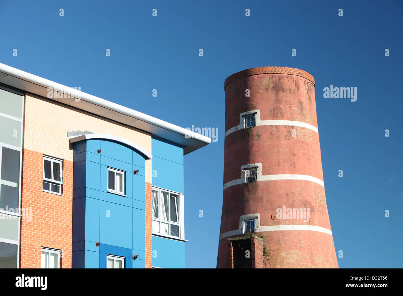 Nuovi blocchi di appartamenti e di un vecchio mulino a vento a Preston, Lancashire, Regno Unito. Foto Stock