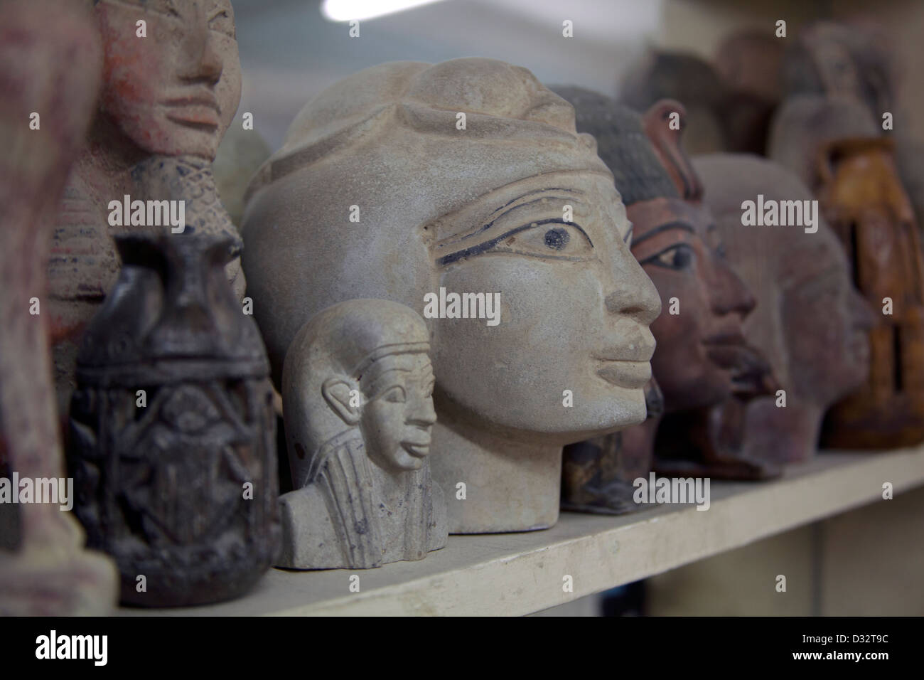 Stone carving negozio di souvenir dei faraoni, gatti, scarabei e gli dèi sulla vendita in un turista regali a Luxor Eqypt Foto Stock