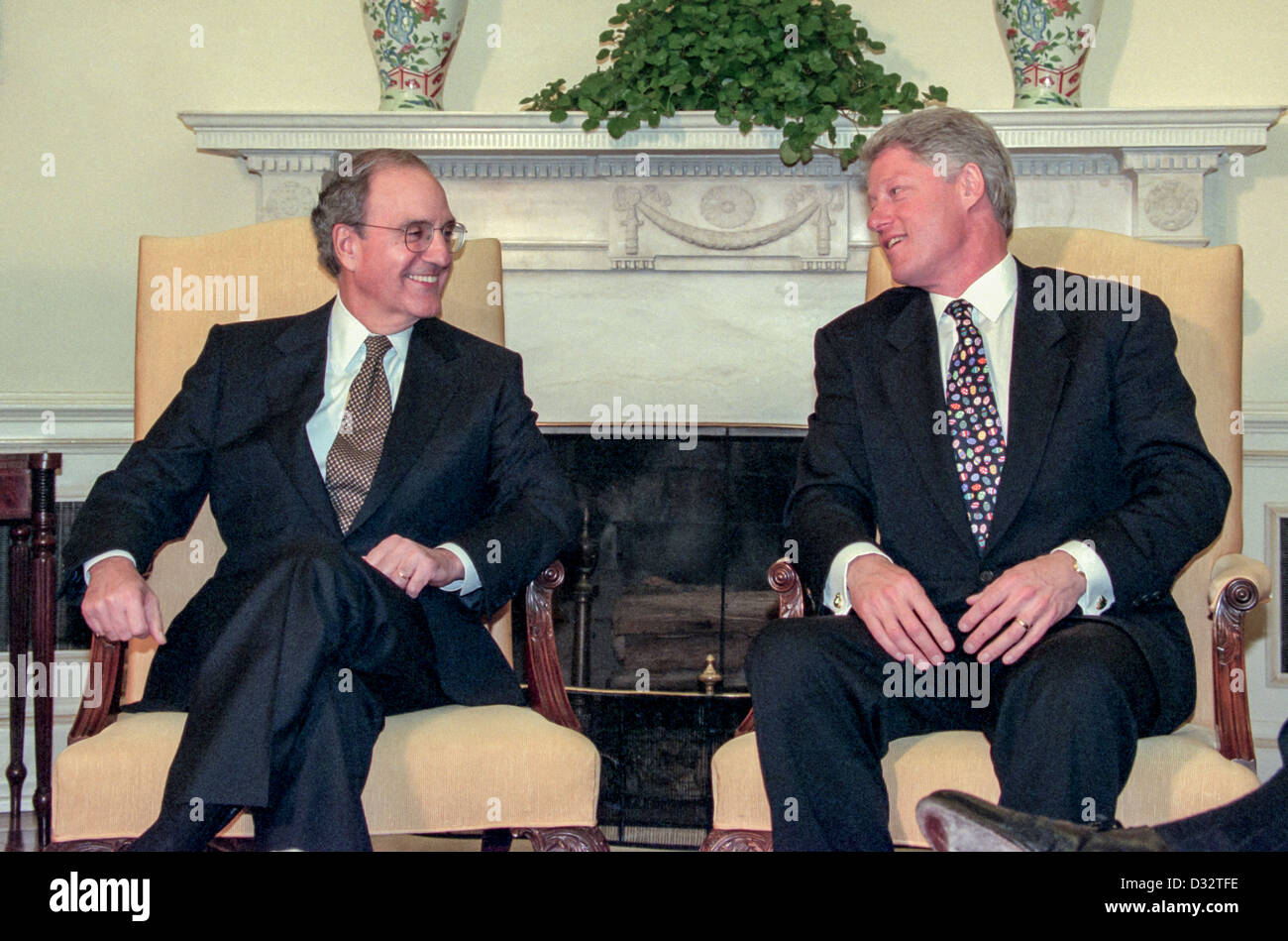 Il Presidente degli Stati Uniti Bill Clinton incontra ex senatore e inviato speciale per la pace in Irlanda del Nord inviato George Mitchell alla Casa Bianca Aprile 13, 1998 a Washington, DC. Mitchell, che ha presieduto i colloqui di pace in Irlanda del Nord, lodato Clinton per il suo aiuto nei negoziati per l'accordo raggiunto il 10 aprile a Belfast. Foto Stock