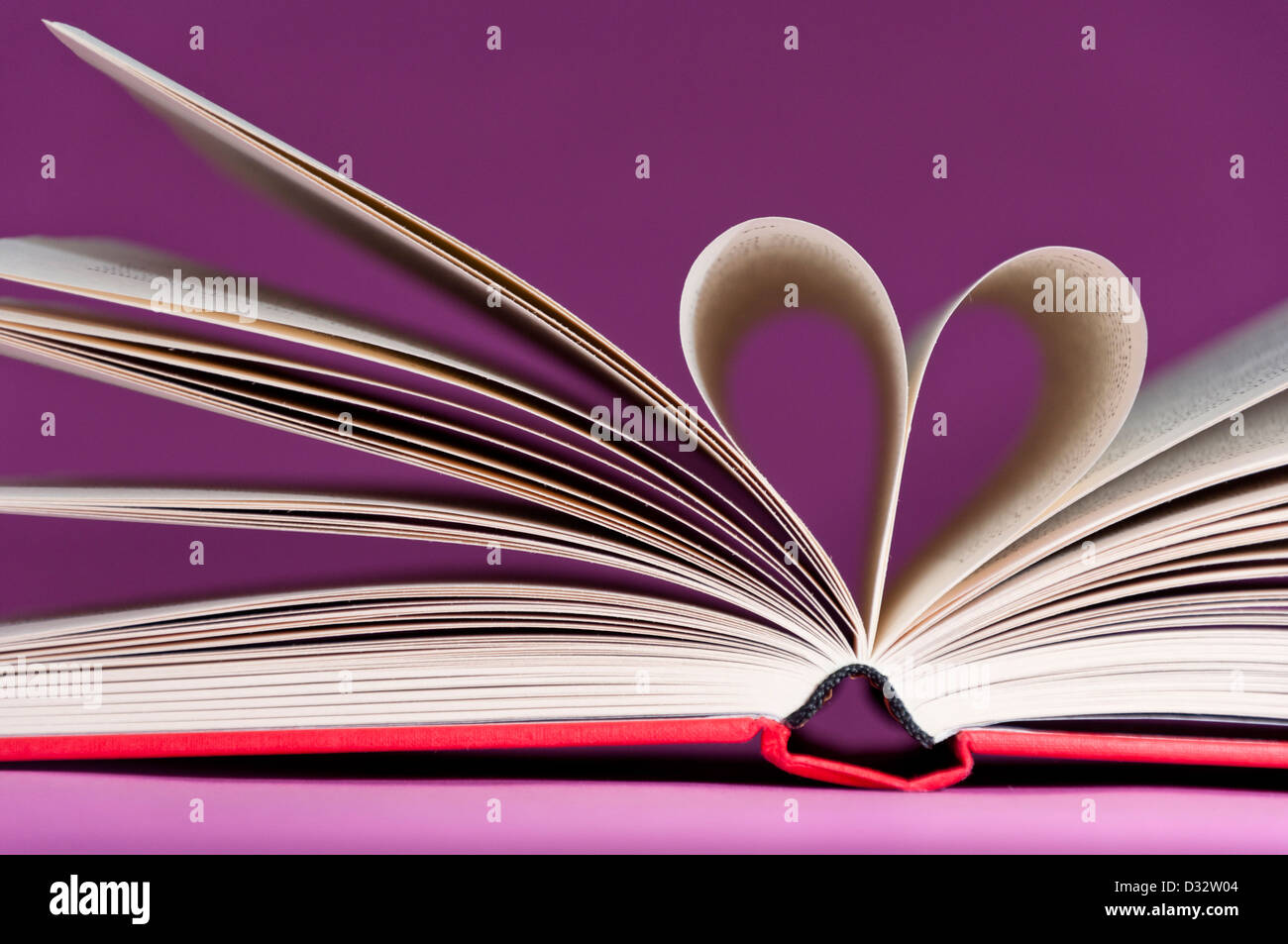 Le pagine del libro ripiegato a forma di cuore. Foto Stock