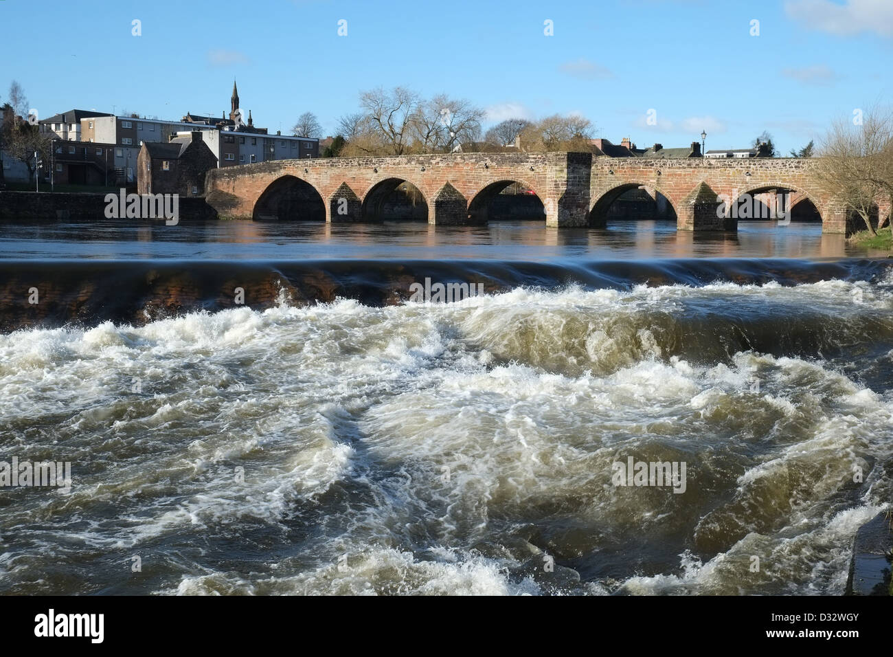 Ponte Vecchio e weir sul Fiume Nith, Dumfries Scozia - aka il 'omento' e Devorgilla Bridge Foto Stock