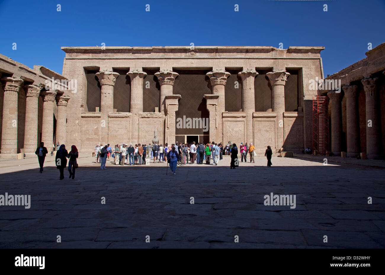 Cortile interno del Tempio di Horus in Edfu sul fiume Nilo in Egitto. Foto Stock