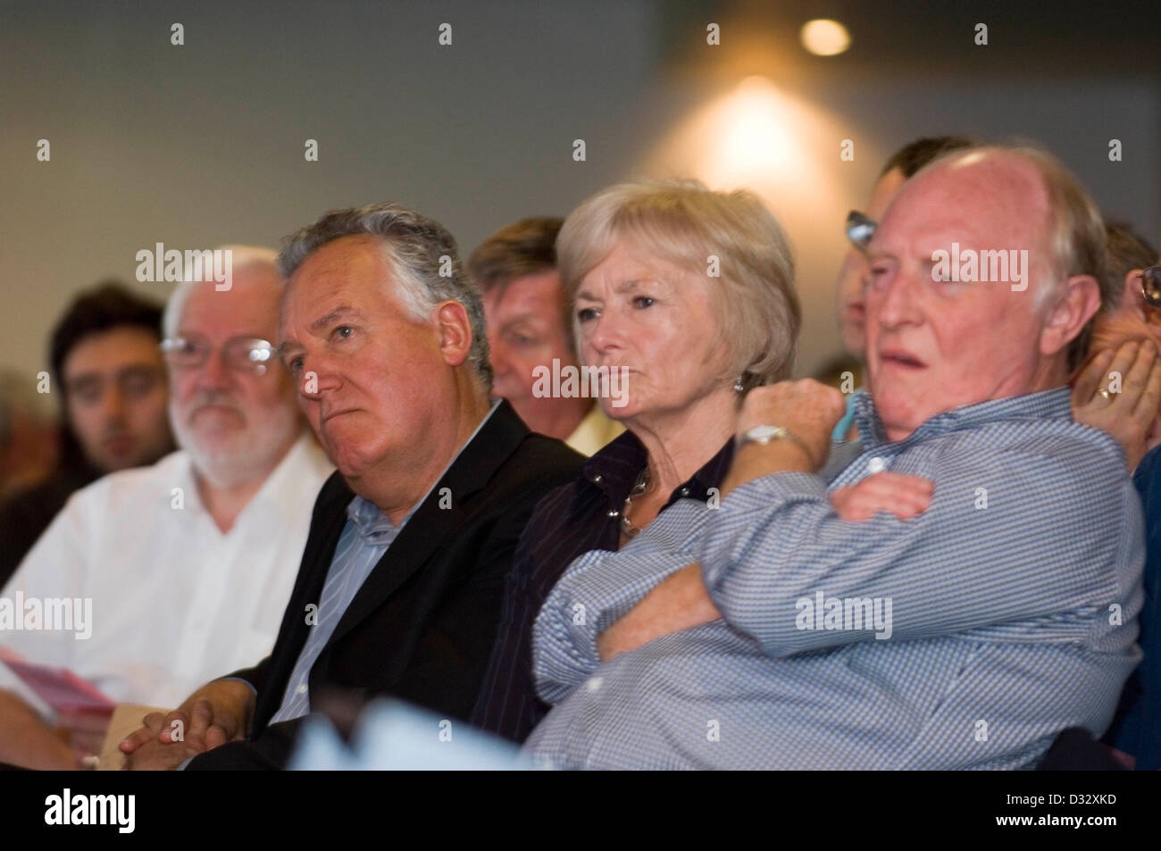 Peter Hain al fianco di Glenys e Neil Kinnock al Partito laburista Hustings Leadership al Millennium Stadium di Cardiff oggi. Foto Stock