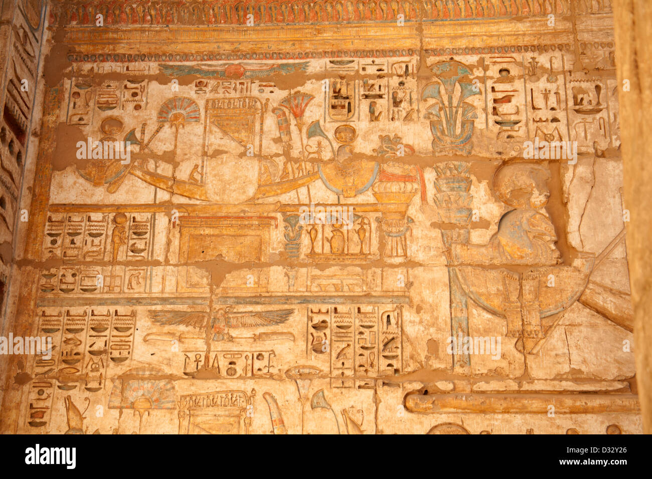 Medinet Habu a Tebe dal fiume Nilo in Egitto contenente il tempio mortuario di Ramses III Foto Stock