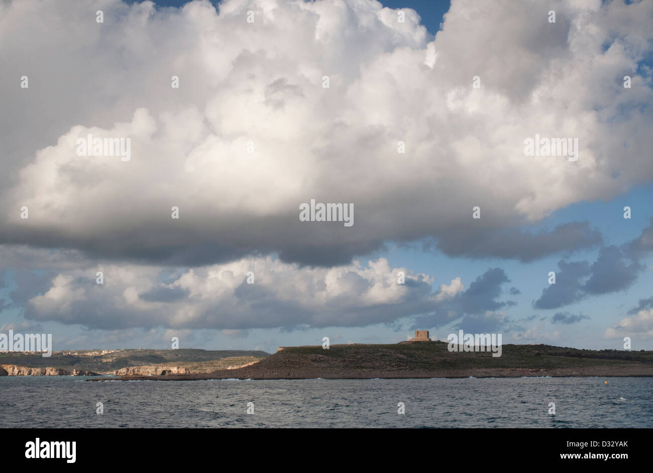 A Gozo, dal traghetto, skyscape, seascape, costa, isola, mare, onde, cielo grigio, bianco e grigio nuvole,le perturbazioni atmosferiche Foto Stock