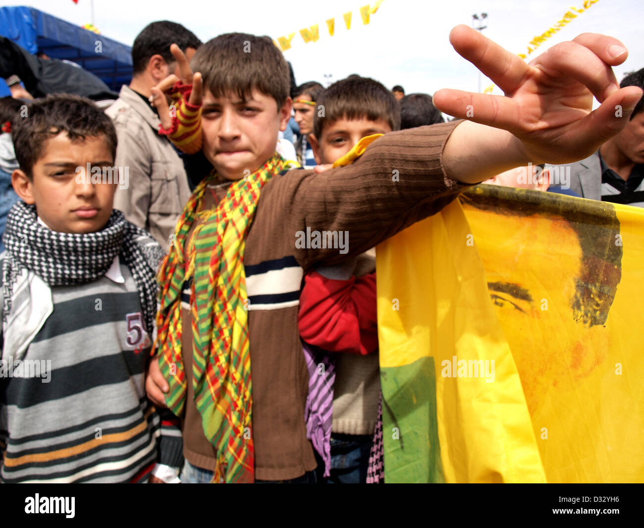 La Turchia. Ragazzi curda con Abdullah Ocalan APO bandiera durante Nevruz a Diyarbakir, Foto Stock