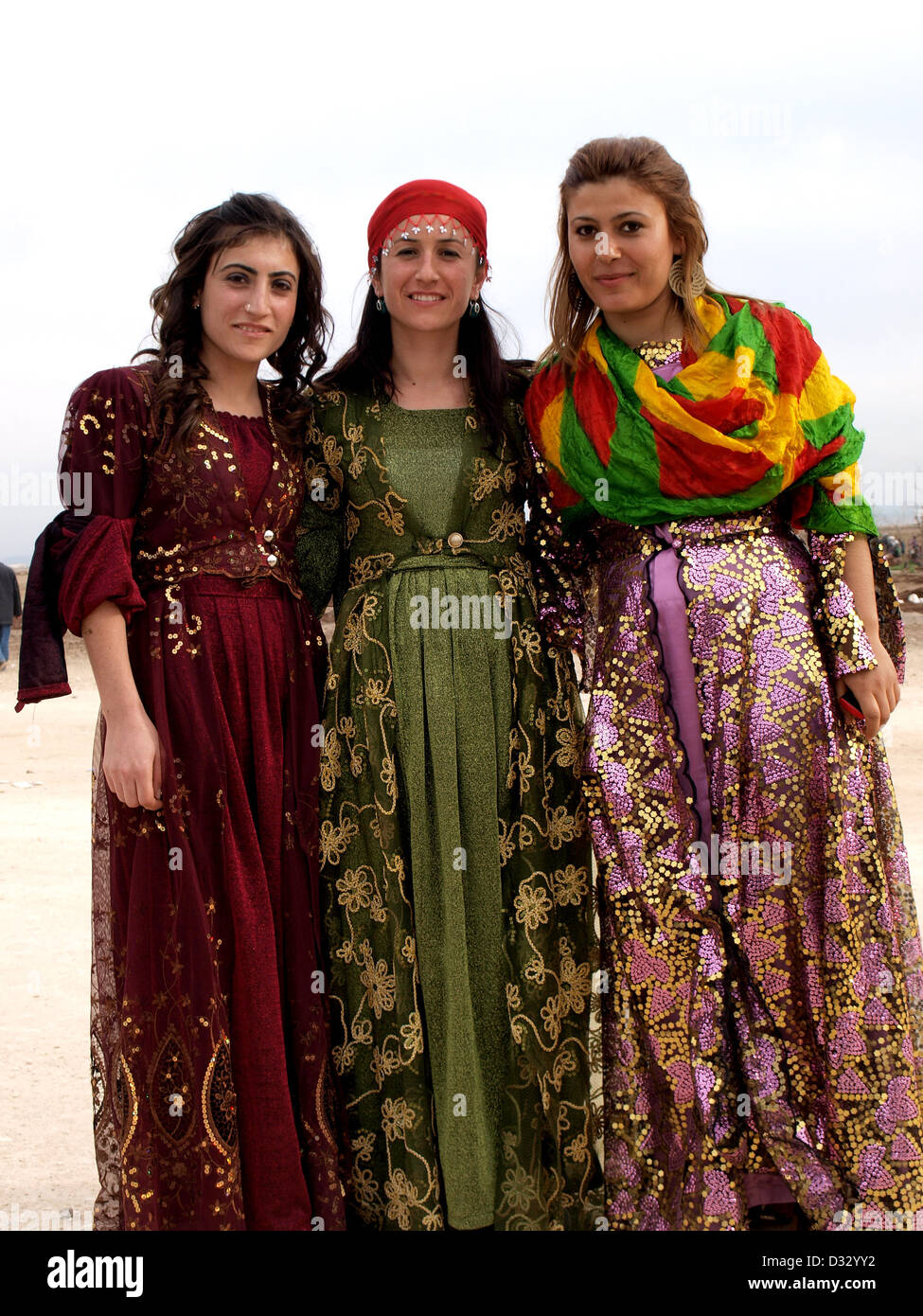 Tre donne curde durante Nevruz a Diyarbakir, Turchia. Foto Stock
