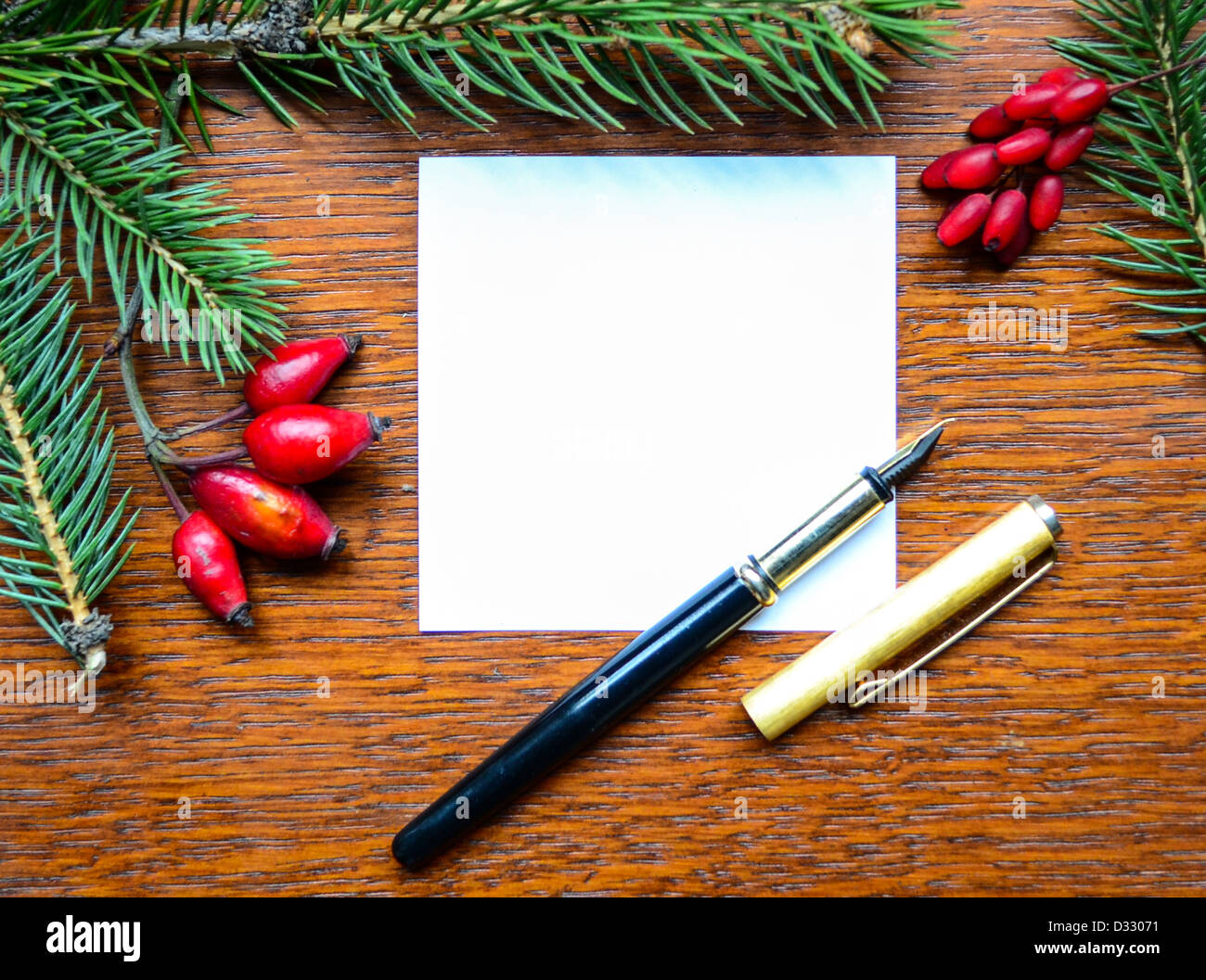 Carta bianca nota con penna e albero di Natale rami su sfondo di legno Foto  stock - Alamy