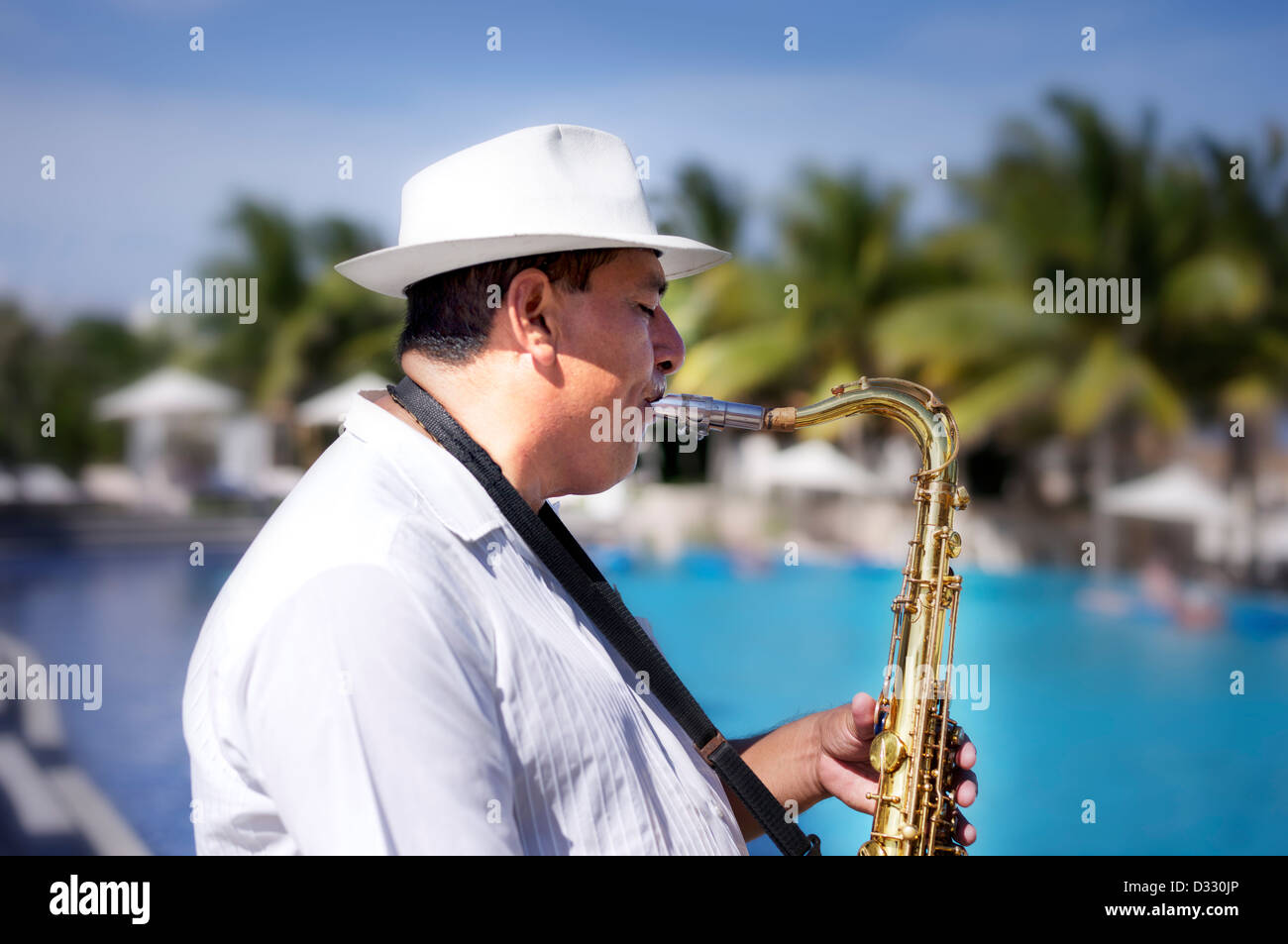 Ritratto di uomo suonare il sassofono in spiaggia Foto Stock