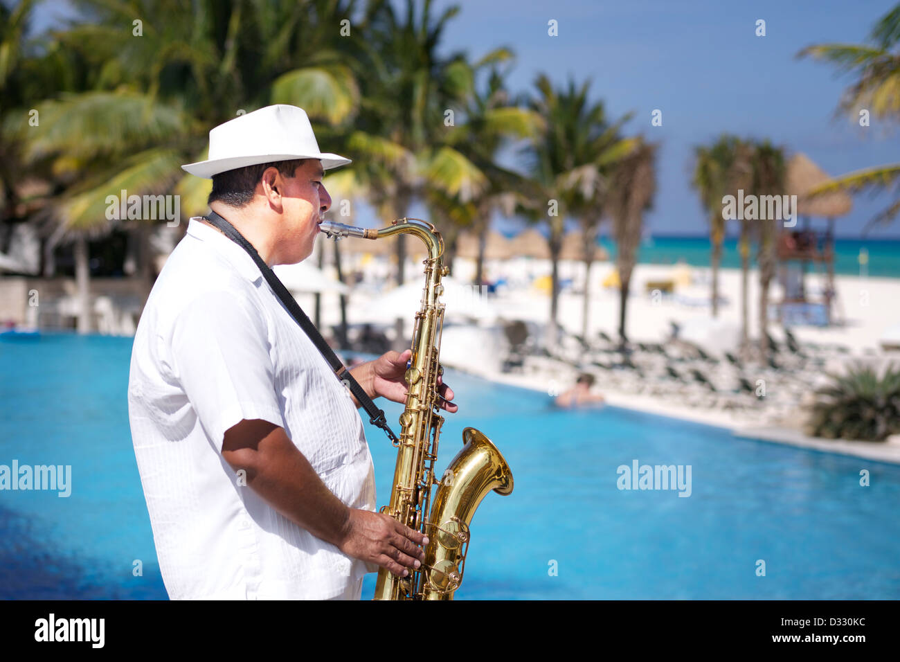 L'uomo suonare il sassofono in spiaggia Foto Stock