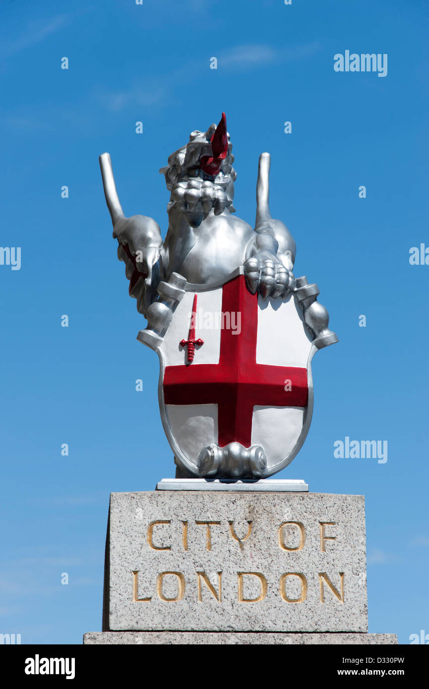 Statua di Griffin marcatura al confine della città di Londra, Inghilterra, Regno Unito Foto Stock