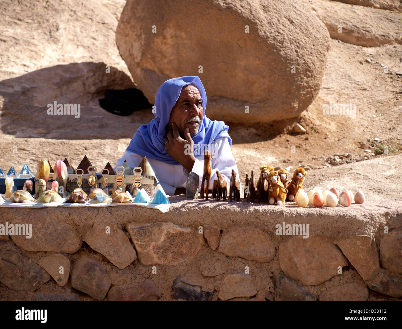 Arab Bedouin uomo vendita di souvenir al Sinai, Saint Katherine, Egitto. Foto Stock