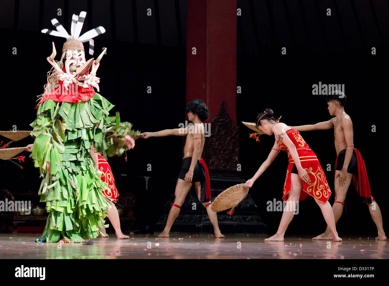 Un Giavanesi dance troupe eseguire una danza contemporanea del solista (Surakarta), Java, Indonesia Foto Stock