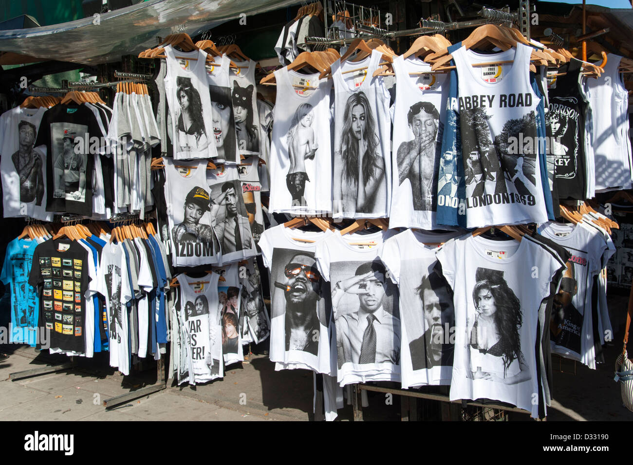 Moda stampato T shirt che mostra la gente famosa per la vendita sul mercato di Camden stallo, London, England, Regno Unito Foto Stock