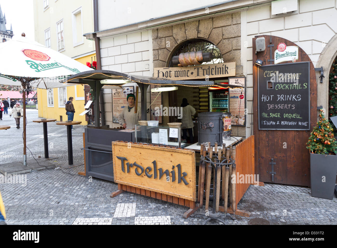Stand con trdelnik, tradizionale pasticceria Ceca, Praga Foto Stock