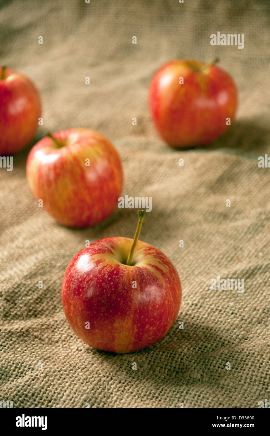 Gustose mele rosse sul tavolo; agricoltura immagine di sfondo - la produzione di alimenti biologici Foto Stock
