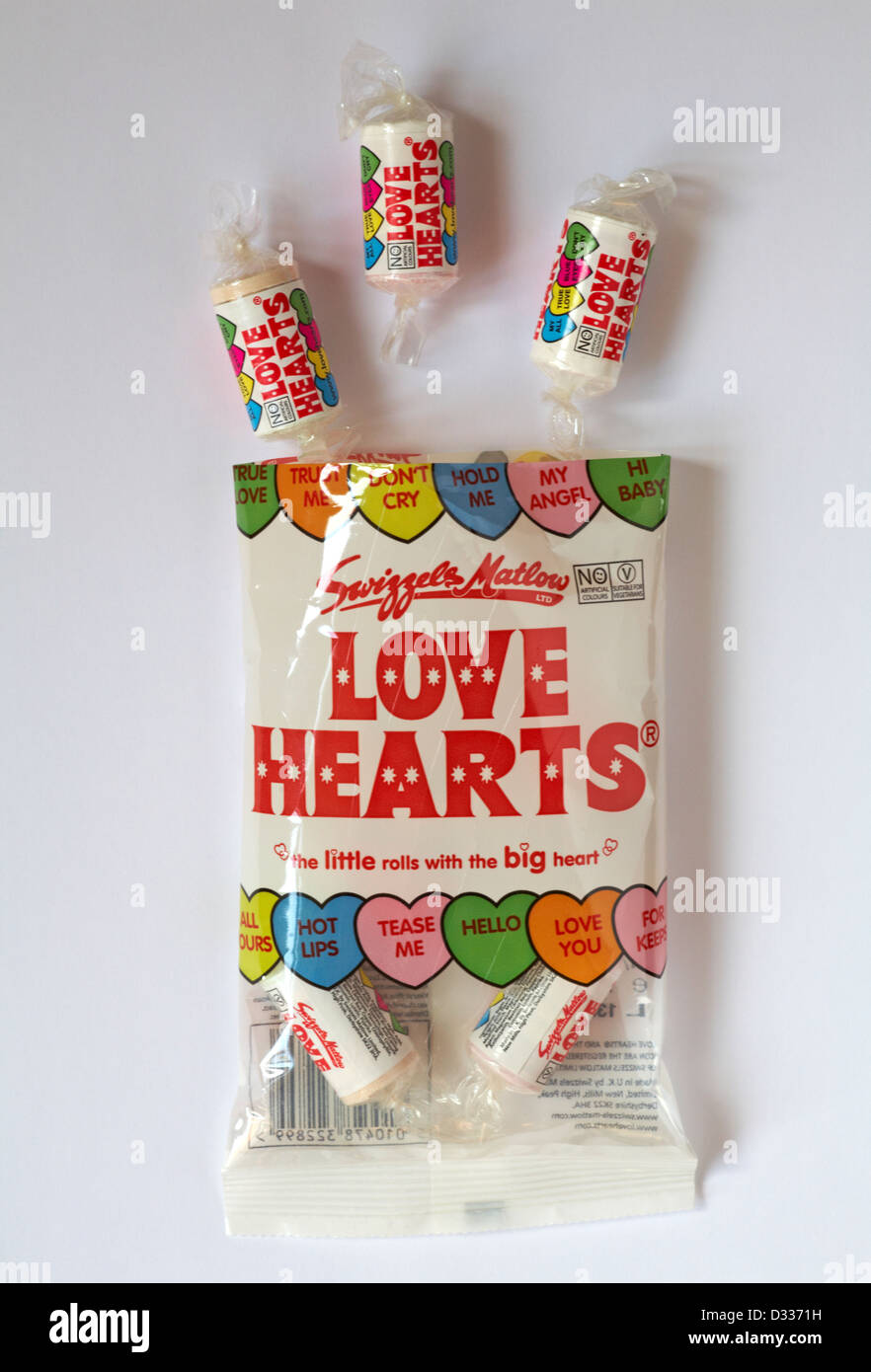 Borsa di Swizzels Matlow Love Hearts dolci caramelle con confezioni singole isolate su sfondo bianco - dolcetti a cuore di Loveheart dall'alto Foto Stock