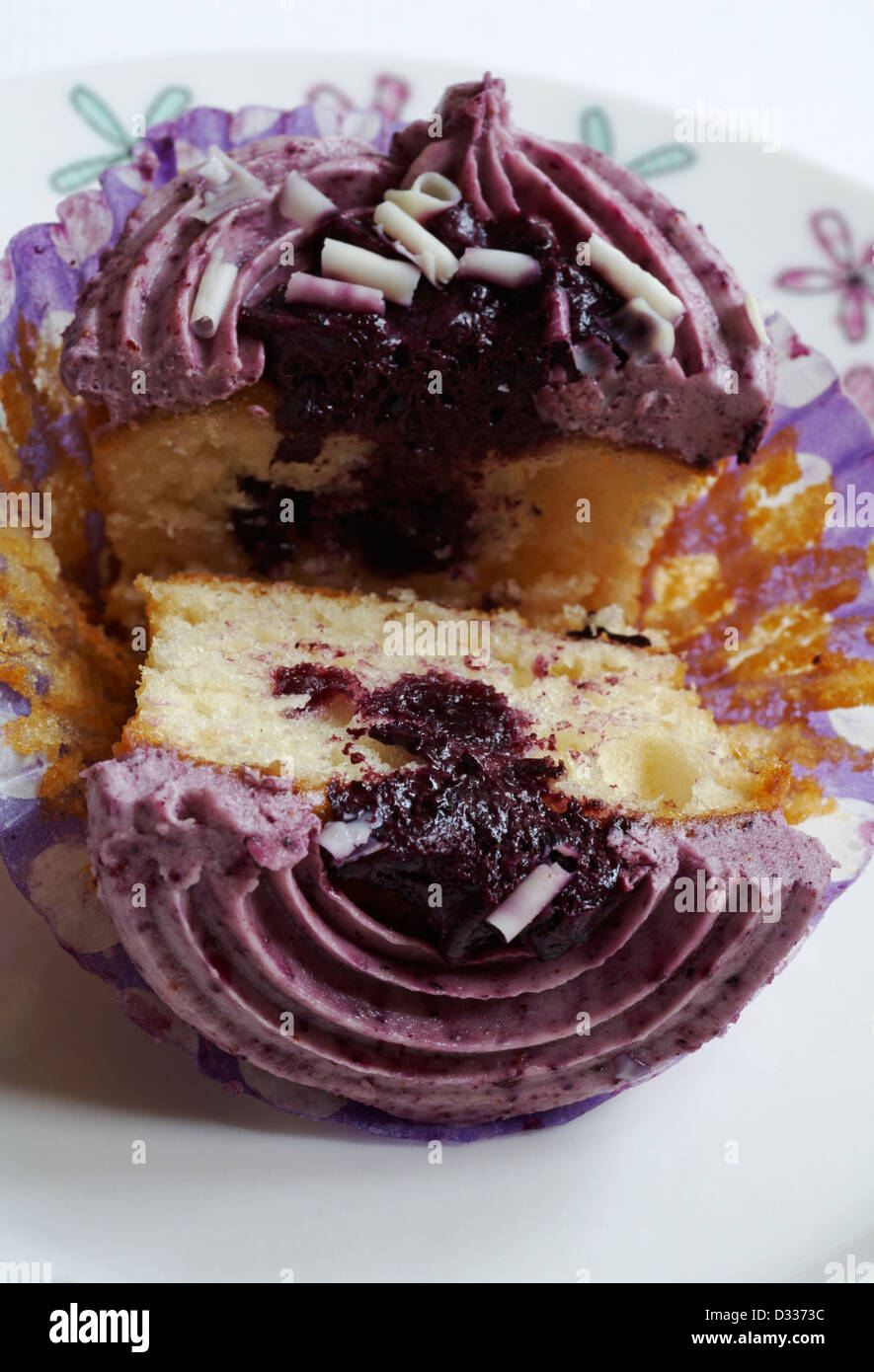 Mirtillo cupcake tagliati a metà Foto Stock