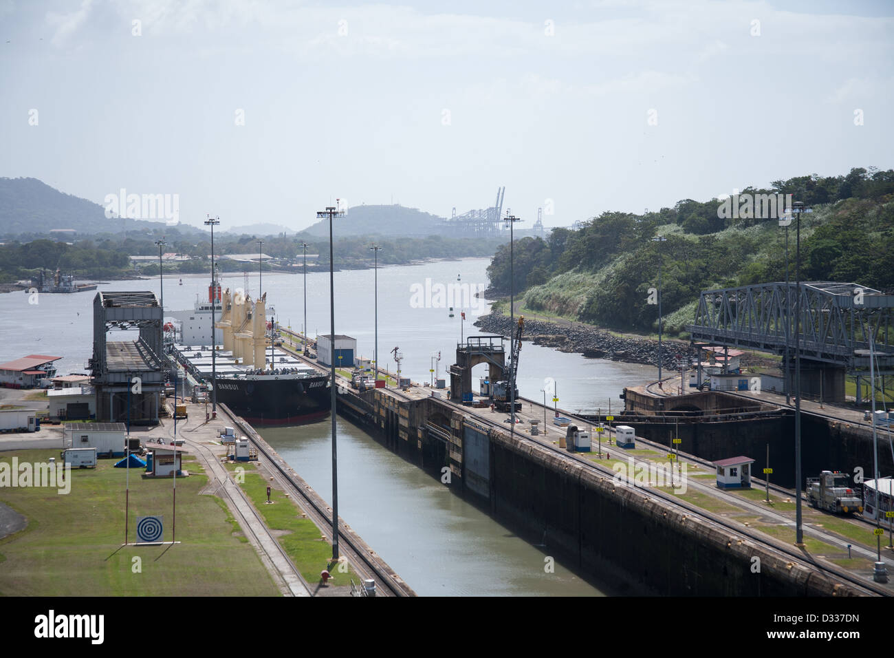 Grande nave da carico immettendo il Miraflores Locks presso il Canale di Panama. Foto Stock